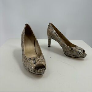 NWOB Stuart Weitzman Tan Black Peep Toe Snakeskin Embossed Heels Size 7.5